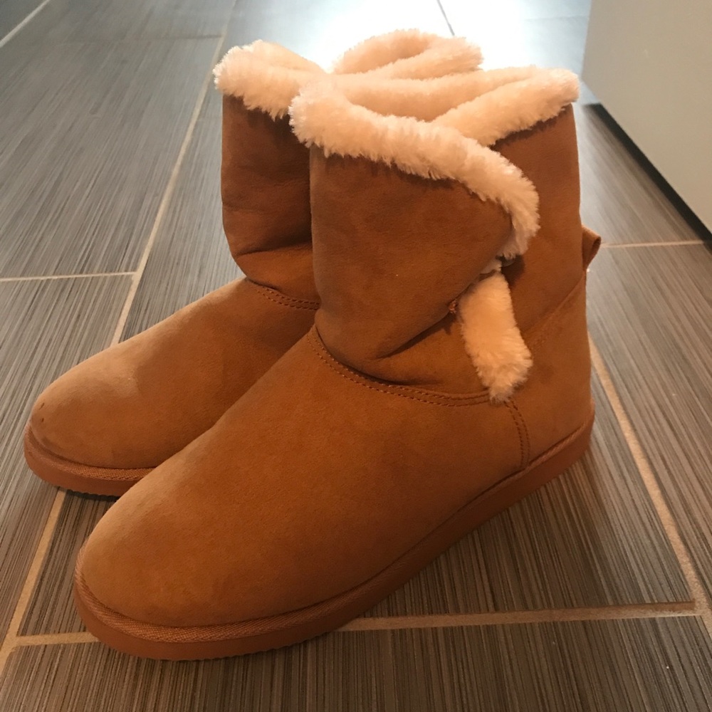 Old Navy fuzzy boots
